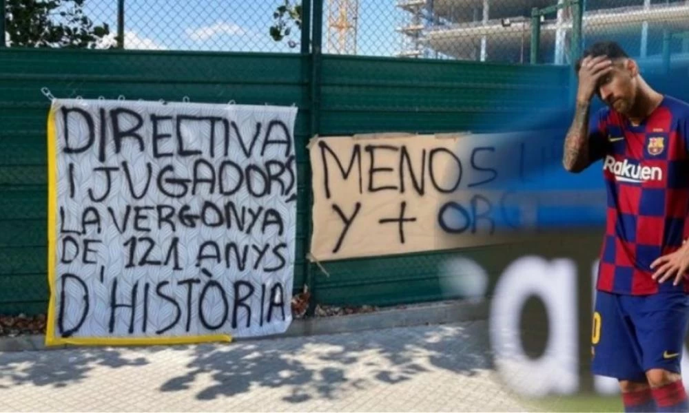 Έξαλλοι οι οπαδοί της Μπαρτσελόνα: Κρέμασαν πανό έξω από το Καμπ Νου με μηνύματα κατά των παικτών